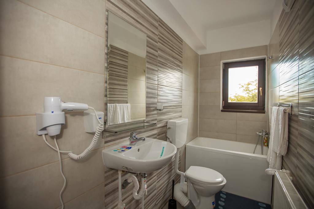 Pensiunea Aurora Hotel Racova ภายนอก รูปภาพ